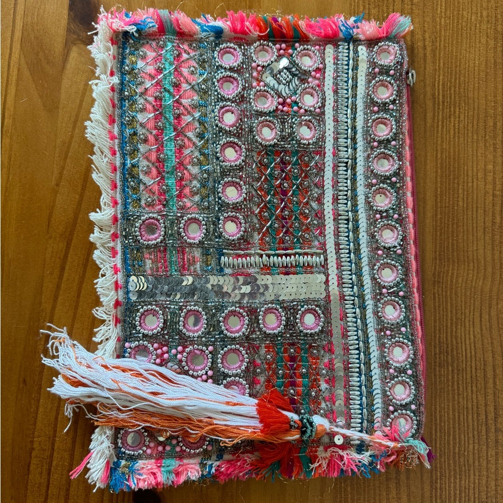Multi color clutch